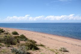 Issyk-Kul - Superficie : 6236 km², Longueur du rivage : 450 km, Altitude : 1603 mètres