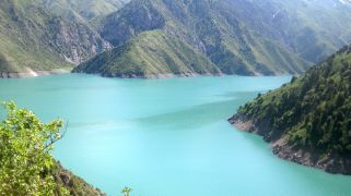 Kara-Suu - Superficie : 4,2 km², Longueur du rivage : 16,5 km, Altitude : 2006 mètres