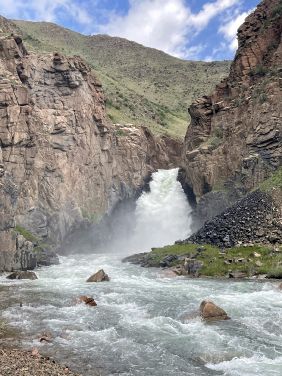Courant en aval de la cascade