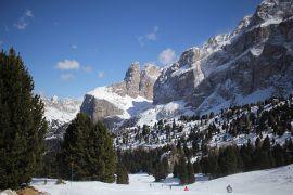 Ski le long des falaises de Sella