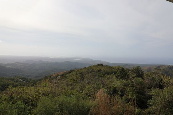 Point de vue panoramique vers Trinidad sur la route du secteur de la cascade