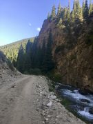 Rivière près des rochers