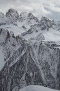 Montagnes escarpées de la vallée