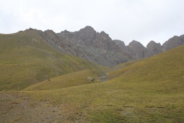 Sentier vers les lacs de haute montagne