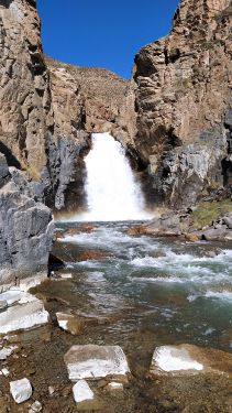 Cascade Son-Kul dans une gorge rocheuse