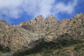Montagnes abruptes de Sary-Jazz