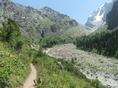 Trail vers la cascade d'Ak-Sai