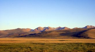Montagnes autour du lac